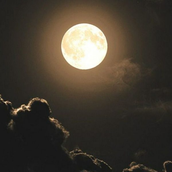 ฝันเห็นพระจันทร์สีทอง