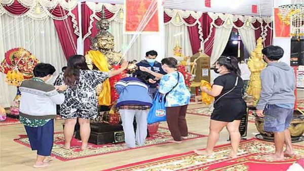 คนแห่แก้บน ท้าวเวสสุวรรณ-"People flock to make vows to Thao Wessuwan"