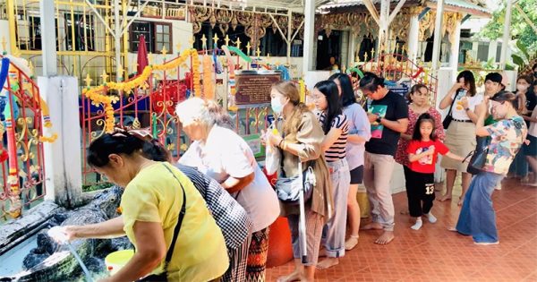 ขอโชครูปปั้นจระเข้-"Good Luck Crocodile Statue"