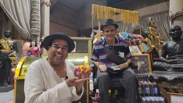 ตาทองงิ้วรายล่าสุด-"The latest golden eye"