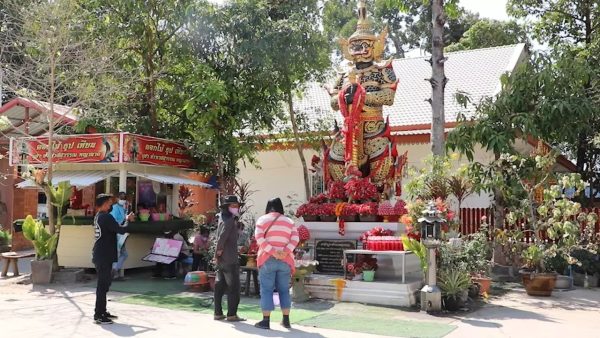 ขอโชคท้าวเวสสุวรรณ -"Wishing good luck to Thao Wessuwan"