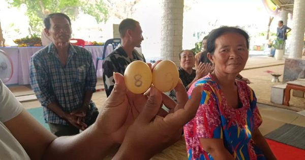 ขอโชคลาภด้วยการล้วงไห- "Ask for good fortune by reaching into a jar"