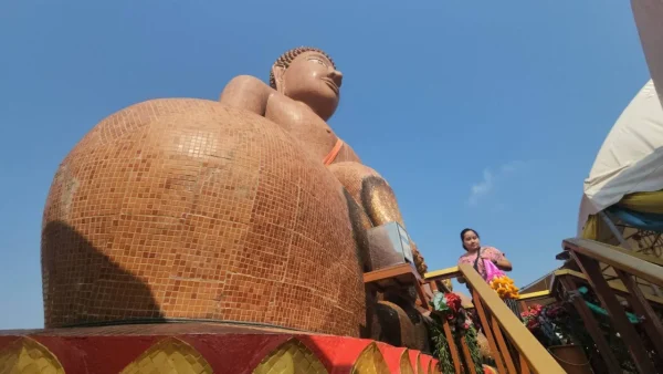 ขอโชคหลวงพ่อสมหวัง-"I wish for luck with Luang Phor Somwang."