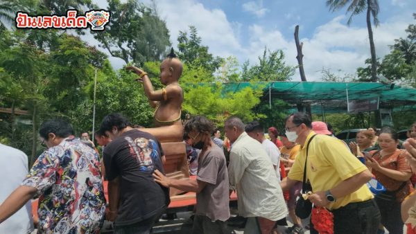 ขบวนแห่ร่วมพิธีจุดเทียน 6 เดือน 6-"Procession to join in the candle lighting ceremony for 6 months 6"