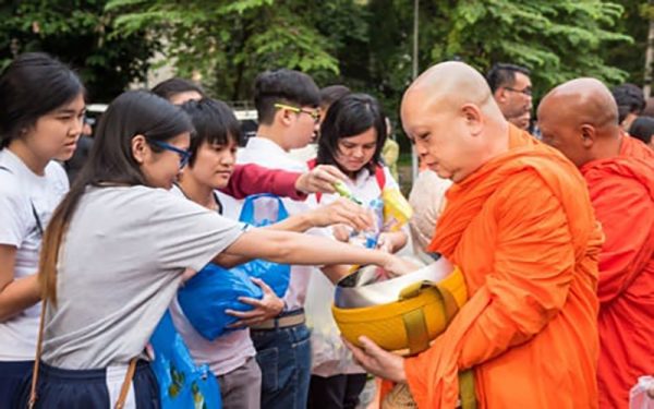 ฝันใส่บาตรพระด้วยเงิน-punlekded.com