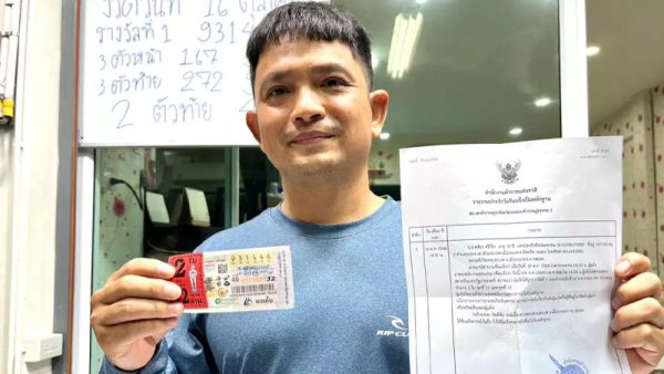 พ่อค้าดวงเฮงถูกรางวัลที่1 รับ 12 ล้าน