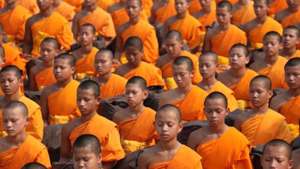 ฝันเห็นพระสงฆ์หลายรูป - "Dreamed of seeing many monks praying"