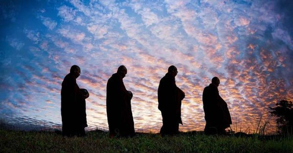 ฝันเห็นพระสงฆ์หลายรูปเดินเป็นแถว - "Dreamed of seeing many monks walking in a line."