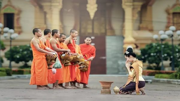 ฝันว่าได้พูดคุยกับพระสงฆ์ - "Dreamed of talking with a monk"