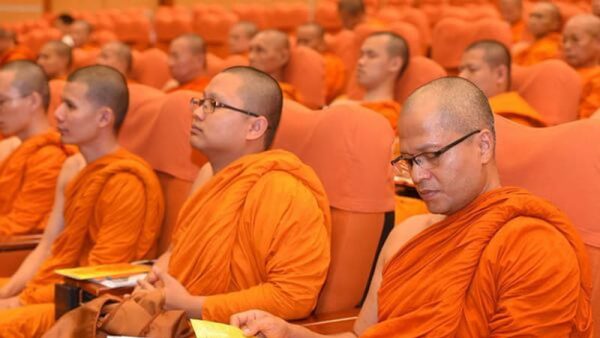 เลขเด็ดฝันเห็นพระสงฆ์หลายรูป - "Lucky numbers for dreaming about seeing many monks"