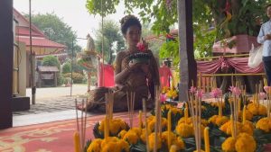 ถูกหวย 17 ใบ-"Dressed in Thai clothes to make a vow"