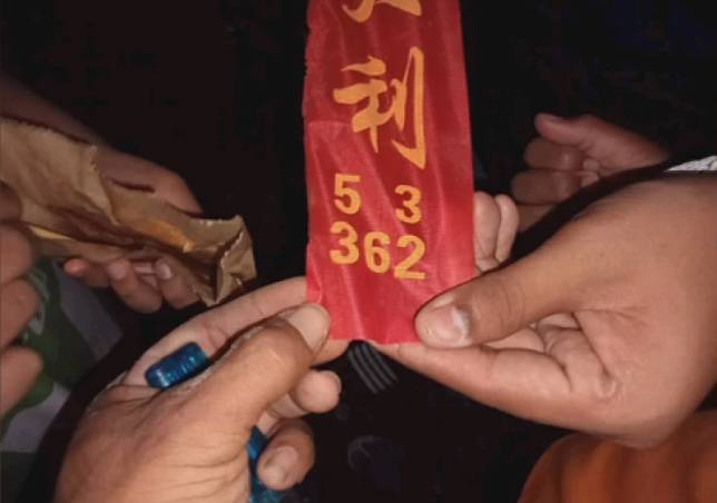ฌาปนกิจ หลวงพ่อประเสริฐ - "Look at the numbers on the tail of the firecrackers"