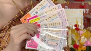 ถูกหวย 17 ใบ-"This period's pungent orange number"
