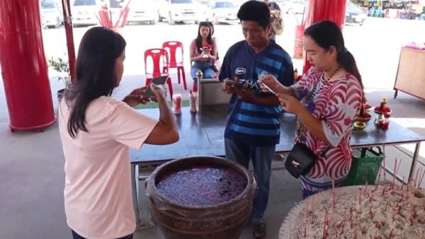 ชาวบ้านแห่ ส่องเลขเด็ด-"Villagers flock to check lucky numbers"
