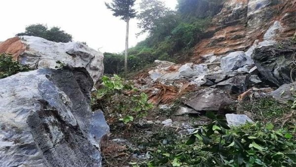 ฝันเห็นภูเขาถล่ม-"Dream of seeing a mountain collapse"