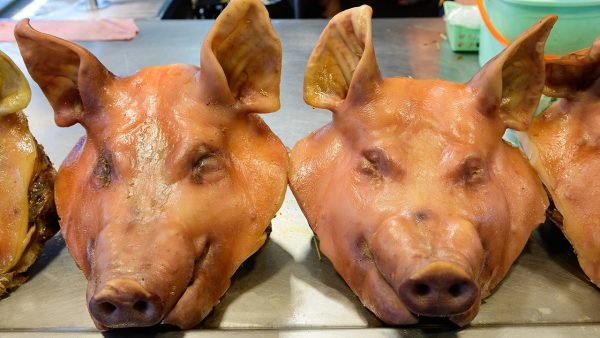 ฝันเห็นหัวหมู 4หัว - "Dream of seeing a pig's head make a vow"