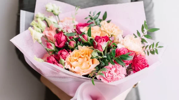 ฝันว่าได้รับดอกไม้จากผู้หญิง -"Dreaming of receiving flowers from a woman"