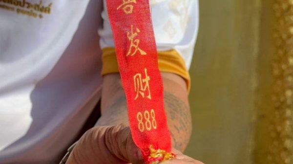 เลขหางประทัดถวายเทพ - "Firecracker tail numbers offered to the gods"