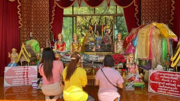 ส่องอ่างน้ำมนต อาศรมฤๅษีเณร -"Look at the holy water basin at the hermitage of monks and novices"