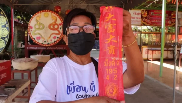 แก้บน จุดประทัด 1,000 นัด-"The vow was made and 1,000 firecrackers were set off."