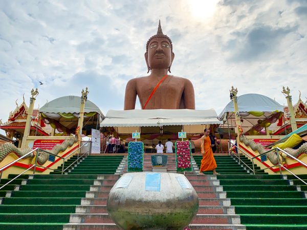 ขนไข่แก้บนหลวงพ่อสมหวัง-"Carrying eggs to make a vow to Luang Phor Somwang"