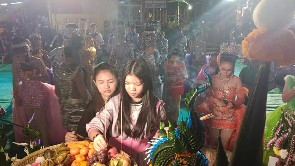 ขอ "เลขเด็ด" หลวงพ่อโชคดี-"Ask for lucky numbers from Luang Phor Chokdee."