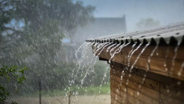 ฝันเห็นฝนตกหลังคาบ้านรั่ว-"Dreaming about rain and a house roof leaking."