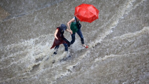 ฝันว่าฝนตกหนัก-"Dreaming of heavy rain"