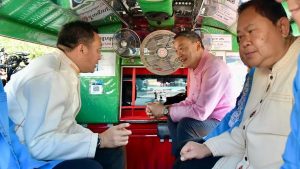 นายกนั่งรถแดงเชียงใหม่-"Lottery news"