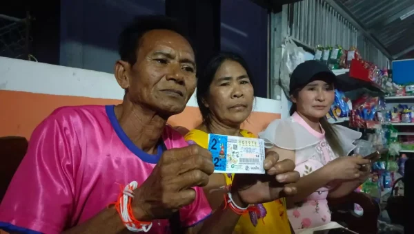 คนถูกหวย 120ล้าน ล่าสุด -"The latest lottery winner is 120 million"