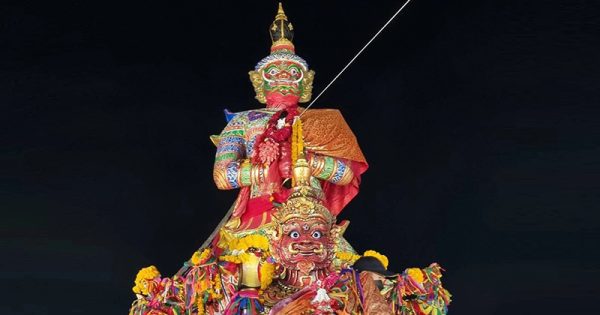 ฝันเห็นรูปปั้นท้าวเวสสุวรรณสีแดง - "Dreamed of seeing a red statue of Thao Vessuwan."