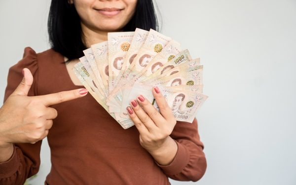 ฝันว่ามีผู้หญิงให้เงินเยอะมาก-"Dreamed that a woman gave a lot of money"
