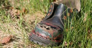 ฝันว่ารองเท้าแตะขาด1ข้าง-"Dreamed that the right shoe was torn off."