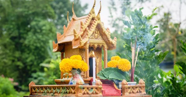 ฝันเห็นศาลตายาย เลขเด็ด-"Dreaming about seeing your grandparents' shrine, lucky numbers."