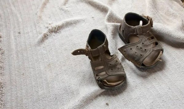 ฝันว่ารองเท้าขาด2ข้าง -"Dreaming that your sandals are torn, lucky numbers"