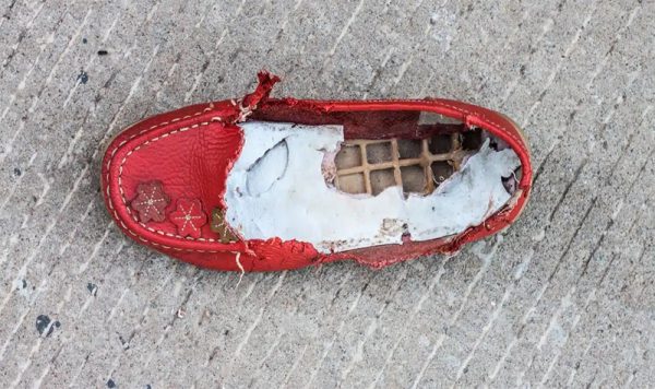 ฝันว่ารองเท้าขาด2ข้าง -"Dreaming that your shoes are broken, lucky numbers"
