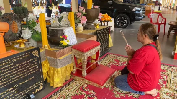 บนหลวงพ่อสมหวังใช้ธูปกี่ดอก-''How many incense sticks are used on Luang Phor Somwang''