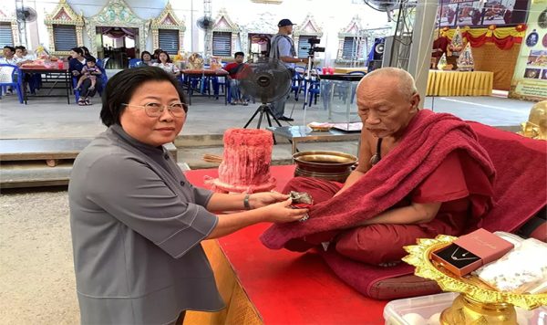มหาสังข์ดำ-"Lottery fans look at numbers"