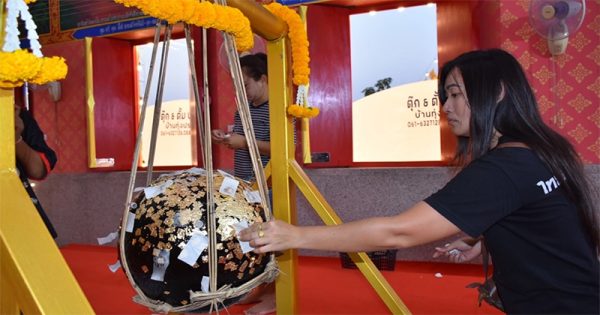 ปิดทองฝังลูกนิมิตวัดดัง ส่องเลขเด็ด-"Gilded, embedded with orbs from famous temples, looking at lucky numbers"