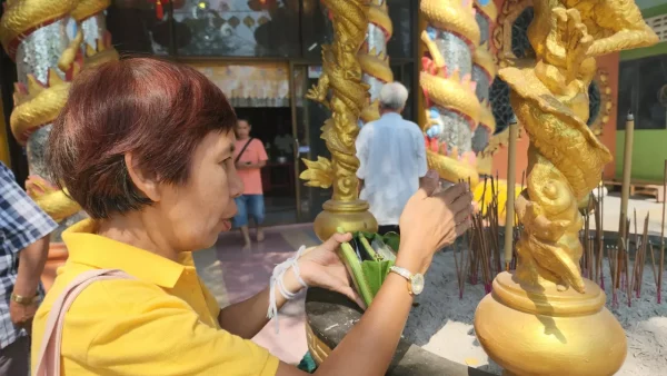 ขอ พร เจ้าแม่ กวน อิ ม เรื่อง โชค ลาภ-''Ask for blessings from Goddess Kuan Yin regarding good fortune''