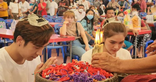 จุดธูปนำพวงมาลัยถวาย - "Light incense and bring a garland to offer."