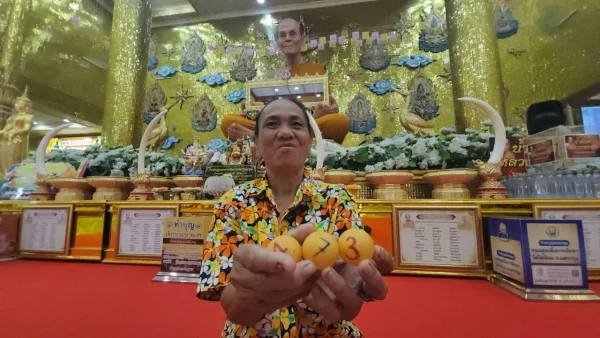 ศิษย์เก่าขอพร หลวงพ่อพูล - "Alumni ask for blessings from Luang Phor Pool"