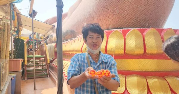 กราบไหว้ขอพร "หลวงพ่อสมหวัง" - "Pay your respects and ask for blessings from Luang Por Somwang"