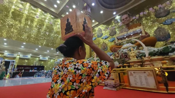 หลวงพ่อพูลมรณะ - "Reverend Father Pool died"