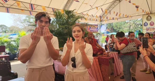 สองนักร้องดัง กลับมาขอโชค - "Two famous singers return to wish for luck."