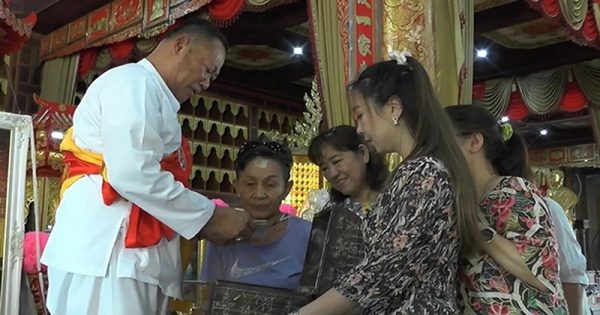 กุมารไก่ทอง -"Golden Kai Kumarn Ajahn Haew"