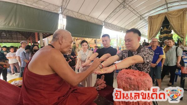 ลงอักขระยันต์หลังมือวัดดัง-"Write the talisman on the back of the hand at the famous temple."