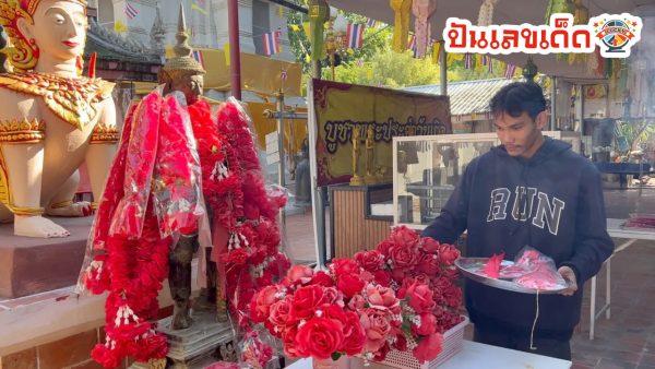 หนุ่มโกนหัวแก้บน ท้าวเวสสุวรรณ-"Young man shaves his head to make a vow Thao Wessuwan"