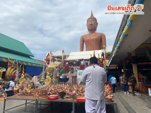 หลวงพ่อสมหวังให้โชค-"Father Somwang gives luck"