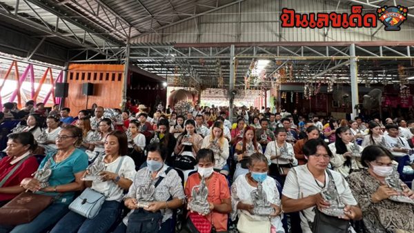 สาวถูกรางวัลที่ 2 กลับมาแก้บน-"The girl who won the second prize came back to pay her vow."